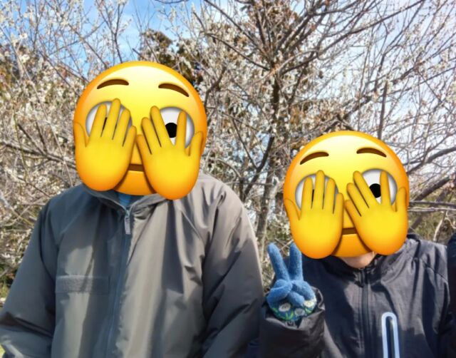 歩行訓練途中に梅の花がさいていたので記念にパチリ📷
満開ではまだないですが近くで見るとキレイでお花のいい香りがしま！春がもうすぐやって来ますね！！  投稿者　職員C  #グループホーム
＃障害者施設
#グランカッサ
#梅の木
#歩行訓練
