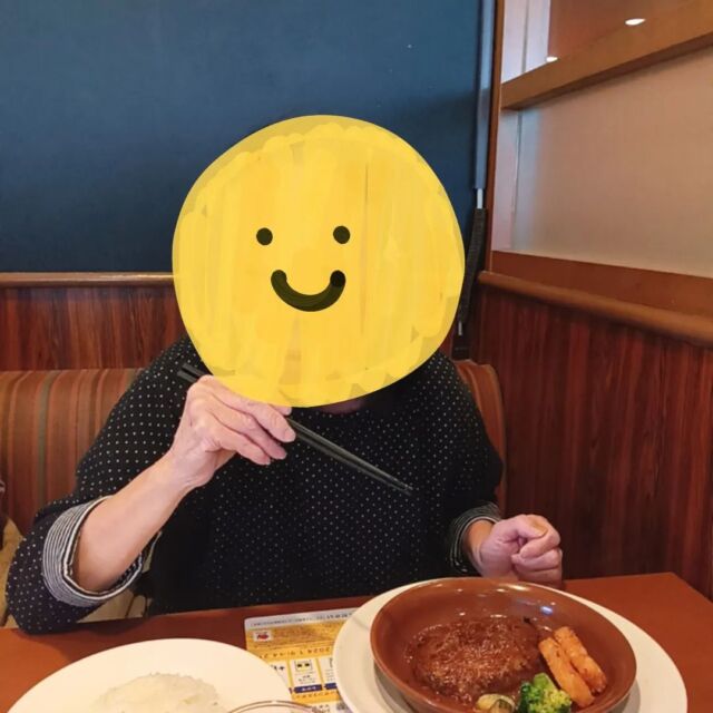 外食レクパート2！
続いてのお二人もお肉希望！！
ハンバーグが食べたいとの事で！
ガストへGO！！！
モリモリ食べて満足そうでした！
帰りにコンビニでお菓子にジュースに2沢山買って帰って来ました。  投稿者　職員C  #グランカッサ 
#障害者施設 
#グループホーム
#外食レク 
#ガスト